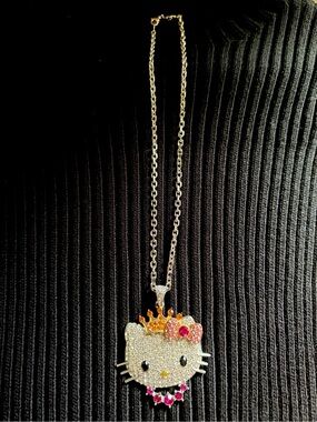 Gorgeous “Wear a Crown” Hello Kitty Pendant